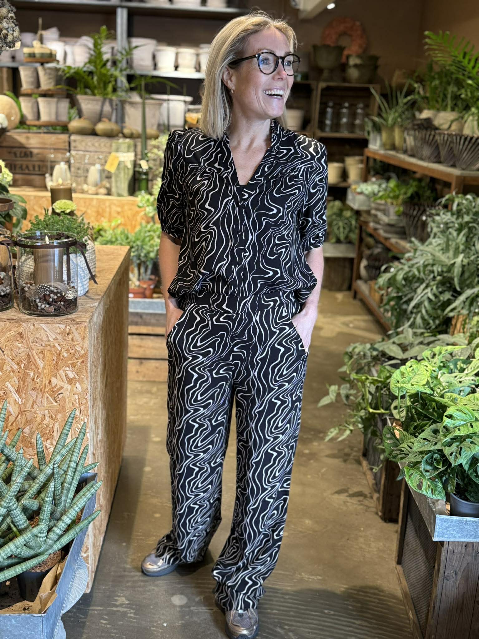VMEASY Trousers - Black m. sand mønster